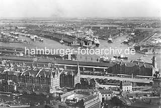 X022332 Blick auf die Hamburger Speicherstadt; re. der Kaiserspeicher, Kaispeicher A - dahinter die Norderelbe und der Indiahafenhafen; ganz lks. der Segelschiffhafen. (ca. 1930)