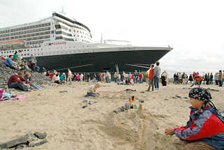 5843 Die QUEEN MARY 2 liegt am Hamburger Kreuzfahrt Terminal / Cruise Center der Speicherstadt (2006) - Kinder spielen im Sand.