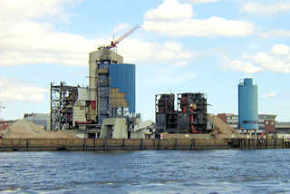 P5060026 Abriss des HEW Kraftwerk Hafen beim Strandhafen / Magdeburger Hafen, Norderelbe (2001)