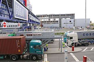 0503 Lastzüge mit Containern an der Einfahrt zum HHLA Container Terminal Tollerort.
