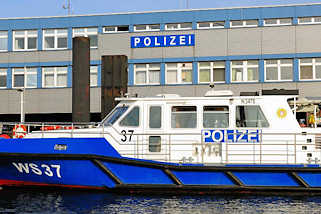 0565 Das Polizeiboot WS 37 vor der Station der Wasserschutzpolizei am Travehafen in Hamburg STeinwerder.