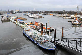 2731 Schiffe im Travehafen in Hamburg Steinwerder - Bilder aus dem Hamburger Hafen.