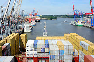 0343 Blick von der Brücke eines Containerschiffs auf den Waltershofer Hafen in der Hansestadt Hamburg.