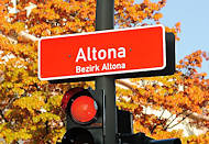 9628 Schild, Altona - Bezirk Altona; weisse Schrift auf rotem Grund. Rote Ampel, Herbstlaub. Bilder aus Hamburg Altona.