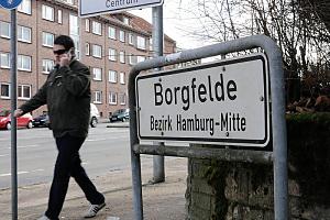 Fotos des Stadtteils Borgfelde, Bezirk Hamburg Mitte. Der Hamburger Stadtteil Borgfelde gehörte ursprünglich zum Stadtteil Hamm. Im Jahr 1256 erhielt Hamburg von den Schauenburger Grafen die sogenannte „alte Bürgerweide“ zugesprochen. Sie liegt im nördlichen Teil des heutigen Stadtteils Borgfelde.Vermutlich ist der Stadtteilname von den früher hier weidenden Schweinen (plattdeutsch „borg“) abgeleitet. Möglich ist aber auch die Ableitung von „Bürgerfeld“, wofür die o.g. Bezeichnung „alte Bürgerweide“ spricht. Im Krieg wurden große Teile Borgfelde durch Luftangriffe zerstört. Auf dem knapp 1 km² großen Areal leben ca. 7000 Einwohner. 6437 Stadtteilschild der Stadteilgrenze. 
