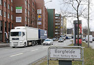 6564 Bilder aus dem Bezirk Hamburg Mitte Stadtteil Borgfelde - Stadtteilschild an der Eiffestrasse - Strassenverkehr PKW LKW Hauptverkehrsstrasse.