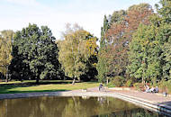 9909 Künstlicher See im Jacobi-Park von Hamburg Eilbek - Rentner sitzen in der Sonne auf der Parkbank - Bäume in der Herbstsonne.