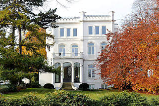 0717 Villa im Stil des Klassizismus im Alstervorland - Buchenblätter im Herbst.