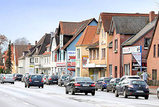 4593 Einzelhäuser - Geschäftshäuser, Einzelhandel - fahrende Autos, KFZ - Cuxhavener Strasse in Hamburg Hausbruch.
