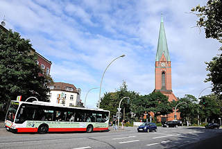 7921 Bushaltestelle mit HVV Bus an der S-Bahn Station Heimfeld - St. Pauluskirche Petersweg.