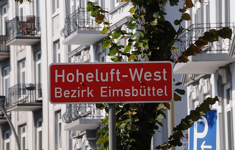 Bilder aus dem Stadtteil HOHELUFT WEST- Bezirk HAMBURG EIMSBÜTTEL. Der Stadtteil HOHELUFT WEST gehört zum Bezirk Hamburg Eimsbüttel, während Hoheluft Ost dem Bezirk Hamburg Nord zugeordnet wird. Die Hoheluftchaussee bildet die Grenze zwischen den beiden Stadtteilen. Der Name Hoheluft leitet sich vom Galgen ab, der im Mittelalter dort stand. In Hoheluft - West leben auf 0,7 km² leben ca. 12000 Einwohner, dieser Hamburger Stadtteil ist einer am dichtesten besiedelten in Deutschland. 