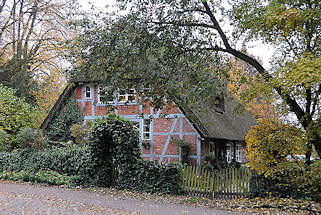 1947 Fachwerkhaus mit blauem Gebälk, Balken und Reetdach im Stadtteil Hummelsbuettel, Gruetzmuehlenweg.
