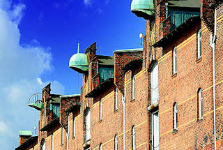 3326 Dachwinden mit Kupferdach an der Fassade des Speicherblocks G in Saalehafen - Fotos aus Hamburg Kleiner Grasbrook.
