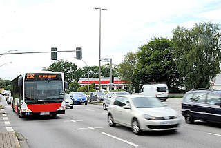5676 Dichter Strassenverkehr auf der Bundesstrasse 5, Bergedorfer Strasse im Hamburger Stadtteil Lohbrügge.