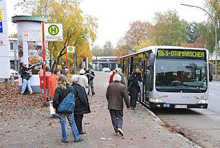1431 Bushaltestelle mit Fahrgästen - Bus der HVV in der Haltebucht; Elbgaustrasse / Lurup.