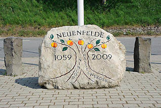 2764 Erinnerungsstein Neuenfelde; Nincop, Hasselwerder 1059 - 2009 .