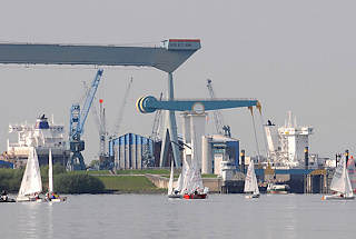 7444 Segelschiffe vorm Estesperrwerk - Portalkran und Schiffsneubau der Sietas Werft.