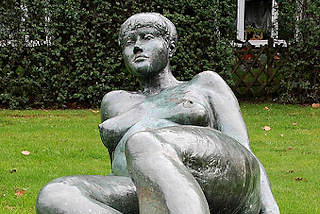 0446 Bronzefigur liegende nackte Frau - Kunst im öffentlichen Raum - Hamburg Osdorf - Grünanlage Osdorfer Born - Künstler Bildhauer E. Augustin