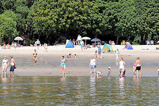 5922 Strandleben an der Elbe - Zelte als Sonnenschutz am Strand in den Hamburger Elbvororten - Bilder aus Hamburg Rissen.