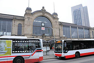 4338 Autobusse der Hamburger Öffentlichen Verkehrsmittel am Bahnhof Dammtor.