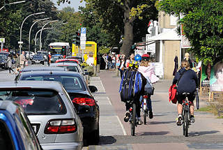 7267 Schulkinder fahren mit ihren Fahrrädern auf dem Radweg in der Frohmestrasse.