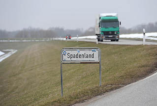 0323 Grenzschild des Stadtteils Spadenland - Lastwagen auf der Deichstrasse.