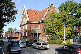 7489 Ehemaliges Stellinger Rathaus am Basselweg - erbaut 1912 - jetzt Sitz des Ortsamtes; Autoverkehr.