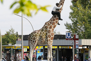 7514 Eingang U-Bahn Hagenbecks Tierpark - Skulptur Mann mit Giraffe, Bildhauer Stephan Balkenol.