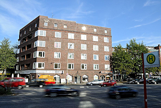 7634 Hauptverkehrsstrasse Hamburgs - Strassenverkehr auf der Kieler Strasse in HH-Stellingen - Bushaltestelle Langenfelder Damm - Backsteingebäude, Wohnhaus.