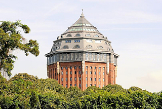8675 Kuppel des 1910 fertig gestellten Hamburger Wasserturms im Schanzenpark - 2007 wurde in der historischen Industriearchitektur ein Hotel eröffnet.
