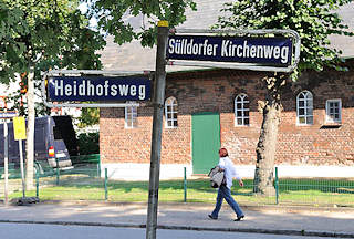 8365 Strassenschilder Sülldorfer Kirchenweg Heidhofsweg - Scheune im Hintergrund.