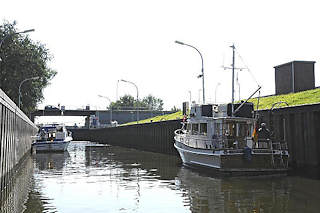 8859 Sportboote in der Tatenberger Schleuse - Schleusung Richtung Dove-Elbe.