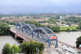 5906 Blick auf die Norderelbbrücken - Strassenbrücke über die Elbe bei Hamburg Veddel. Im Hintergrund die typische Veddeler Architektur der 1920er Jahre - Klinkerwohnblocks.