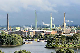 5911 Einfahrt zum Peutehafen und Industrieanlagen in Hamburg Veddel; im Vordergrund Bäume vom Elbpark in Hamburg Rothenburgsort. 