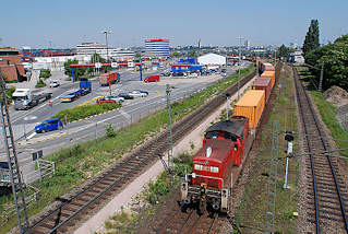 5457 Hafenbahn im Hamburger Hafen, Stadtteil Waltershof - ein Containerzug verlässt das Terminal am Burchardkai.