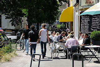 1784 Restaurant in der Gertigstrasse mit Tischen an der Strasse in der Sonne.