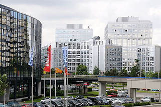 2455 Blick auf moderne Bürogebäude in der City Nord - Hamburgs Bürostadt in Winterhude.