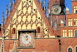 0036 Ostgiebel vom historischen, sptgotischen Rathaus in Wroclaw / Polen - Ostgiebel mit astronomischer Uhr von 1580 - im Hintergrund der Rathausturm mit Turmuhr.