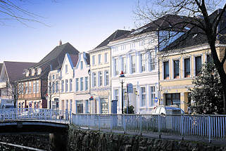3961 Historische Brgerhuser in Buxtehude am Fleth; Wohnhuser unterschiedlicher Baustile.