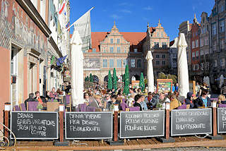 0151 Touristen auf der Danziger Strasse Langer Markt sitzen in Cafes und Restaurants im Freien - im Hintergrund  das Grne Tor an der Mottlau.