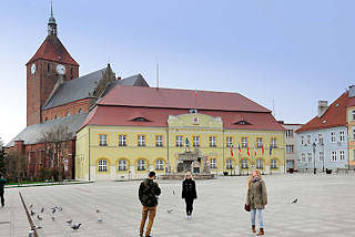 4520 Marktplatz von Darłowo / Rgenwalde, Polen; Rathaus  und gotische Marienkirche - Touristen fotografieren sich auf dem Platz.
