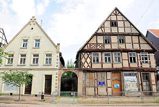 3646 Verfallene und restaurierte Wohnhuser in der Hansestadt Gardelegen; re. Brgerhaus erbaut ca. 1668.