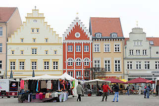 3792 Marktplatz der Hansestadt Greifswald - Wochenmarkt mit Marktstnden - historische Hausfassaden.