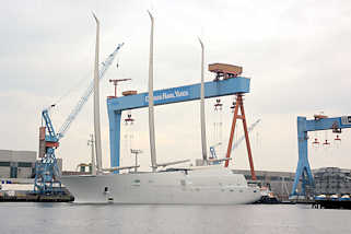 3883 Die Segelyacht White Pearl kehrt von einer  Probefahrt in den Kieler Hafen zurck; das Luxusschiff legt am Werftkai an.