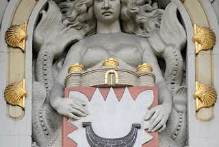 3893 Kieler Wappen - Jugendstildekor an einer Hausfassade; eine Nixe mit Fischschwanz und barem Busen hlt das Wappen; goldenes Muscheldekor.