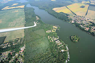 2650 Flug mit dem Segelflieger ber die Kyritzer Seenkette - die Seen sind eine 22 km lange eiszeitliche Schmelzwasserrinne, vor ca. 20 000 Jahren entstanden. Blick ber den Klempowsee und den Untersee.