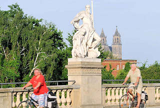 3832 Zollbrcke in Magdeburg - Brcke ber die Zollelbe - allegorische Skulpturen; Bildhauer Emil Hundrieser; im Hintergrund die Trme vom Magdeburger Dom.