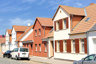 3790 Einzelhuser mit unterschiedlicher Fassadengestaltung - alt + neu; Fotos aus der Hansestadt Osterburg. 