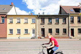 4733 Neu + Alt; restaurierte Gebude neben verfallenem unrestauriertem Wohnhaus - Architektur in Perleberg.