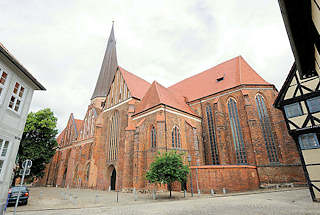 4935 Architektur der norddeutschen Backsteingotik ist Salzwedels ltestes Bauwerk, die Marienkirche. Erbaut im 15. Jhd. - fnfschiffige Backsteinbasilika.